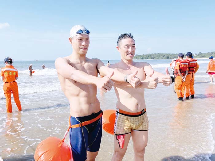 泳渡金廈男子B組冠軍李光鑫與徐逸君,相約要游到不能游為止。(高凡淳攝)