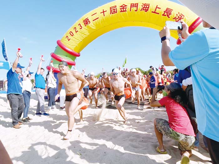 千名選手奮力往海的方向衝。(高凡淳攝)