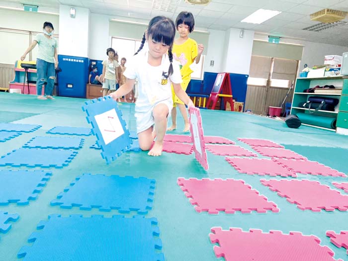 金沙鎮立圖書館於安瀾小辦理「112年暑期幼童閱讀夏令營」，在李孟瓞老師帶領下，以多元方式引領孩童輕鬆地學習ㄅㄆㄇ。（金沙鎮圖書館提供）