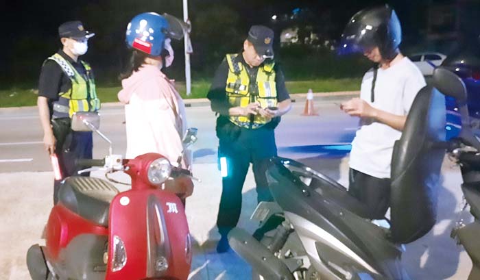 無照駕駛很危險，發生事故害人又害己，警方加強機車攔查，以維護道路交通安全。（縣警局提供）