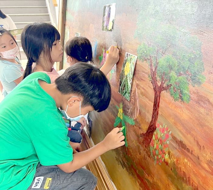 「金牪X青草地夏季聯名冰品發布會」昨（7\20）日上午舉行，與會貴賓對外揭曉新品「金牪X青草地」聯名義式冰淇淋，以及「戰斧牛排家常麵」。此外配合活動也辦理「山、樹、花、草揭童趣」美術比賽，期藉以喚醒更多人關注金門生態與環境永續議題，歡迎各界踴躍共襄盛舉。（陳麗妤攝）