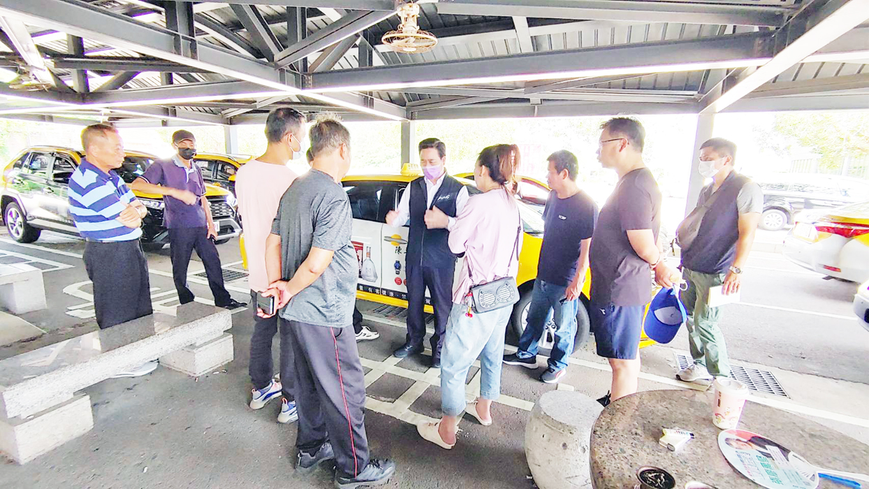 縣長陳福海也在港區關心計程車駕駛朋友的載客狀況。（港務處提供）