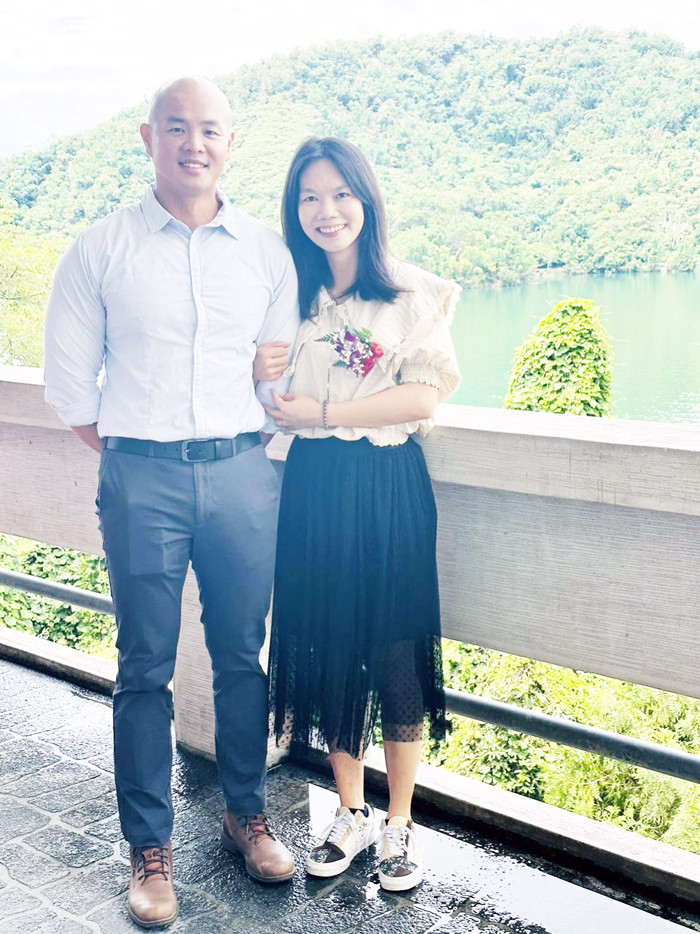 蔡慧瓊老師（右）與先生吳哲昀同任教於金門高中。
（金門高中提供）