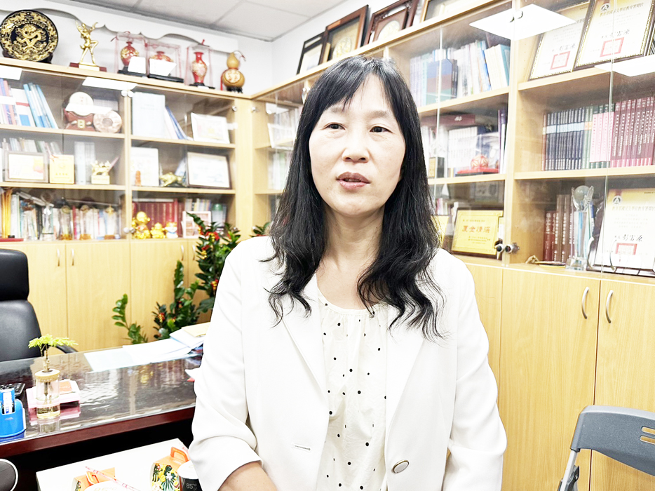 縣府教育處長孫麗琪出面針對老師涉入性騷案件進行說明。（陳冠霖攝）