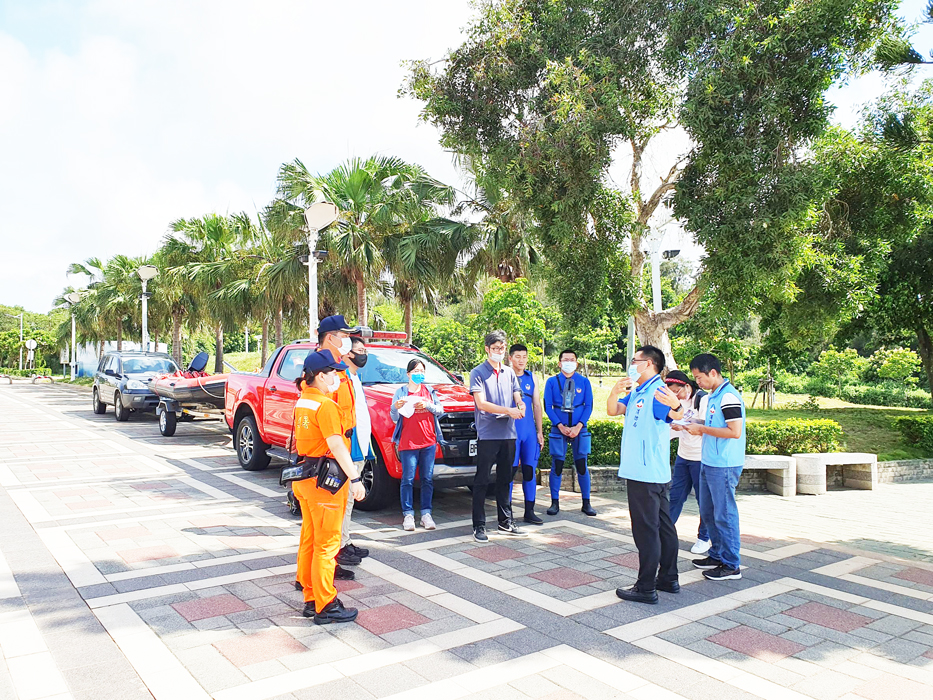 水域聯合巡查小組於后湖海域實地巡查情形。（消防局提供）