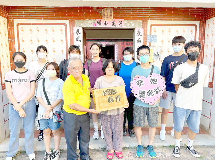 金門農工學子熱心向長者送上愛心物資。（校方提供）
