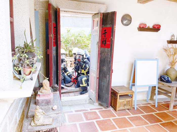 消防局第一大隊辦理北山李氏兄弟洋樓歷史建築搶救演練，過程逼真寫實，獲居民肯定。（消防局提供）