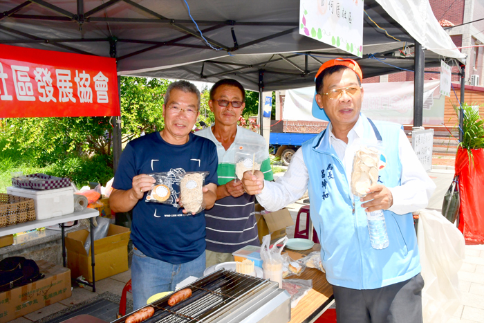 金門縣文化局長呂坤和（右一）、金沙鎮長吳有家（左一）推銷何厝番薯產品情形。（楊水詠攝）