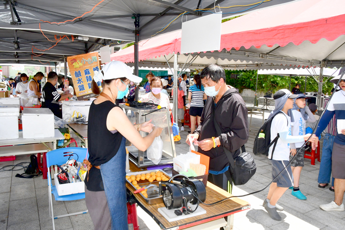 「薯於金門的節日」活動市集，吸引民眾到場品嚐番薯情的味道。（楊水詠攝）
