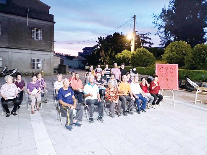 左、后沙嚨口社區發展協會辦理「后沙村史－鍾靈毓秀開勝地」座談會，吸引村中長輩們參與。（后沙嚨口社區發展協會提供）