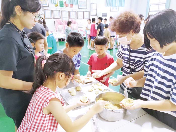 為實踐史懷哲服務精神，國立清華大學師資生第九次到古城國小舉辦為期三週的「師資生實踐史懷哲精神課業輔導營」活動。（古城國小提供）