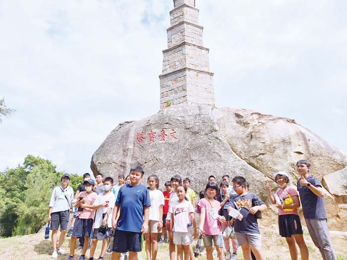 為實踐史懷哲服務精神，國立清華大學師資生第九次到古城國小舉辦為期三週的「師資生實踐史懷哲精神課業輔導營」活動。（古城國小提供）