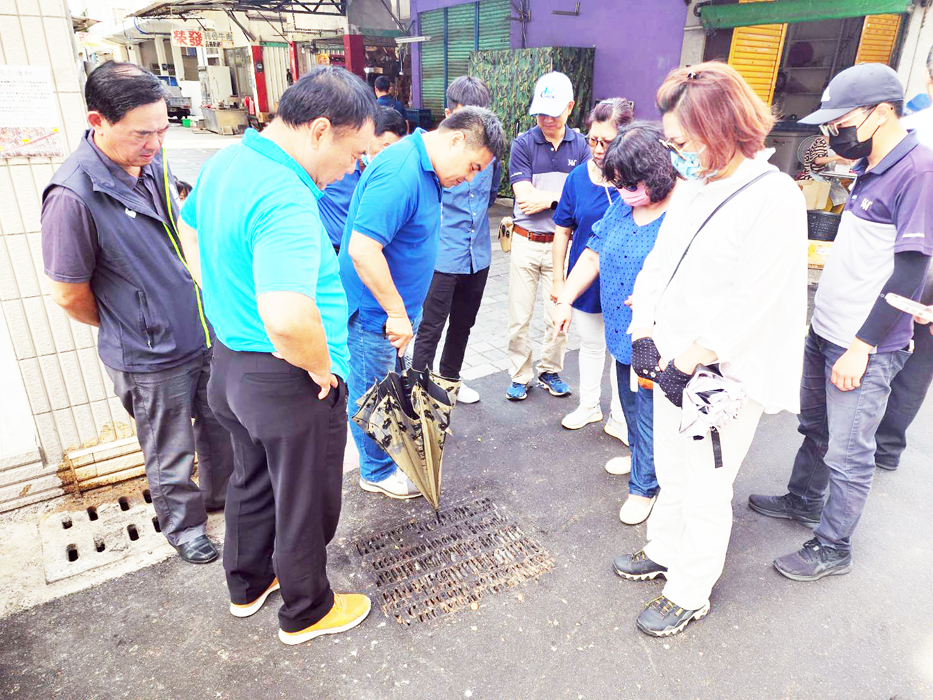 金城鎮民代表會昨日下鄉考察，實地了解鎮務建設情形。（許峻魁攝）