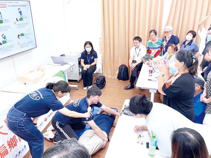童綜合醫院於家扶中心開辦基本救命術課程。(李增汪攝)