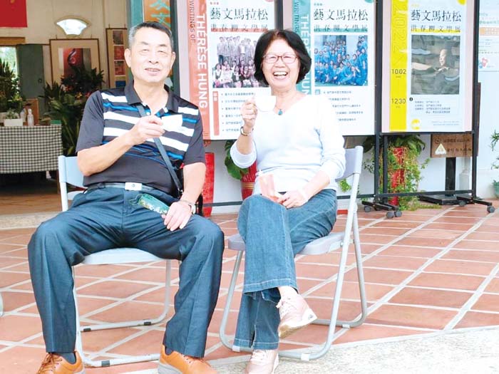 退休教師蔡麗娟（右）榮獲教育部112年教育奉獻獎殊榮。（金門縣家庭教育中心提供）