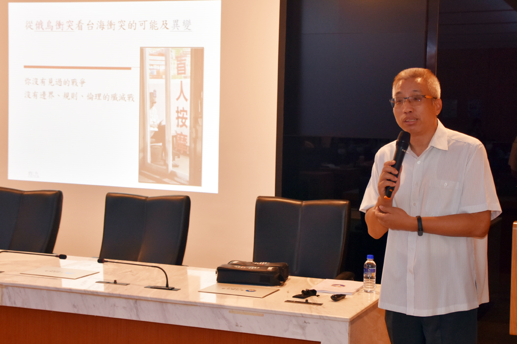 「112年戰時災民收容救濟站基本訓練」由社會處長陳世保開場致詞,縣警局金湖分局副分局長講師蔡志慶講授全民國防教育等課程。 (莊煥寧攝)