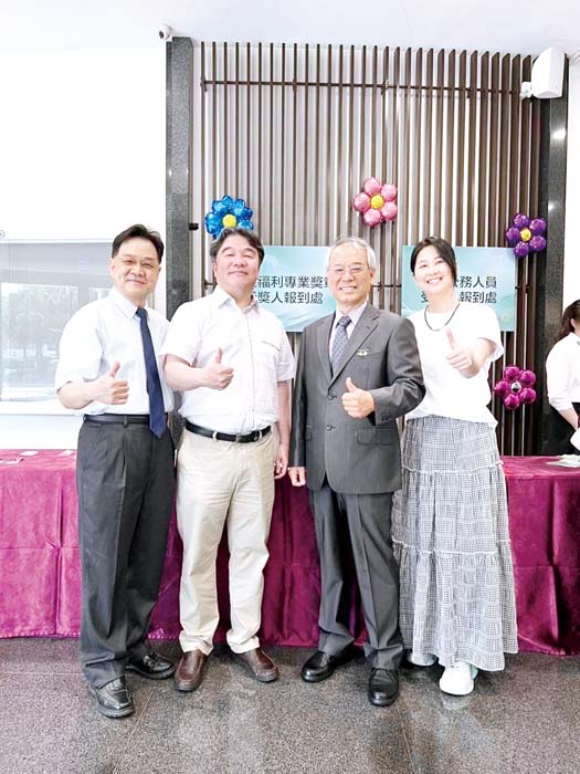 金門醫院醫師林仁鑫(右2)獲殊榮全院與有榮焉。(金門醫院提供)