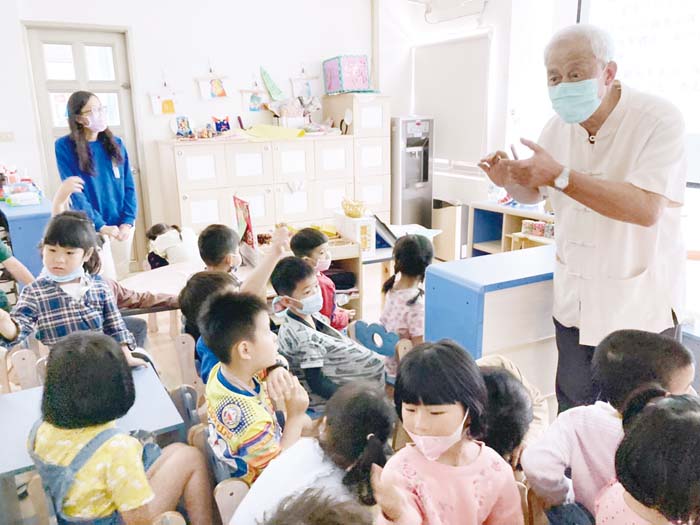 長期投入鄉土歷史民俗調查研究的楊天厚應邀前往校園分享與傳承。(寬厚文史工作室提供)