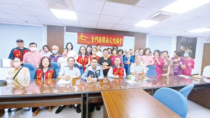 「閩南青草藥辨識與運用座談會」最終場昨日結束，參加民眾合影。（金門縣閩南文化協會提供）