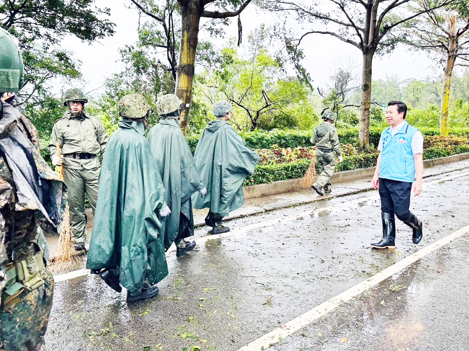 縣長陳福海前往各地區逐一檢視過去幾天災情現況。
（縣府提供）