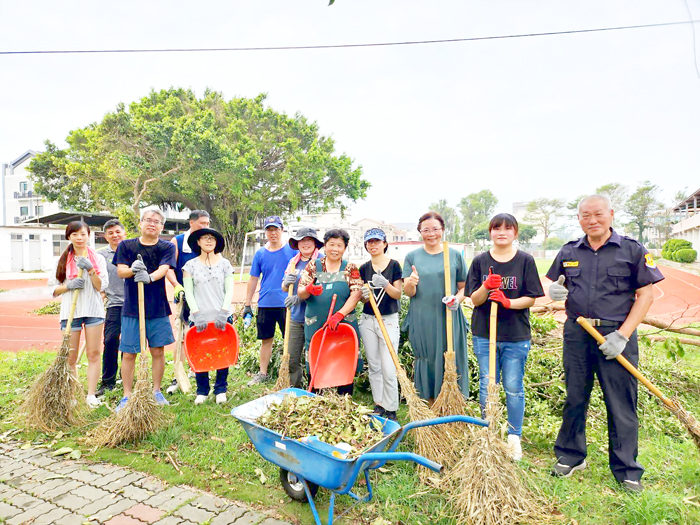 風災過後，柏村國小老師們著手清理校園。（柏村國小提供）