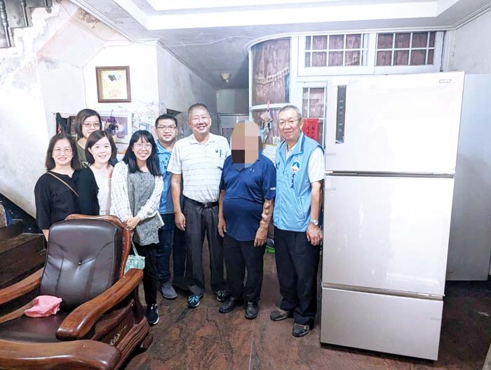 縣府建設處長張瑞心、社會處長陳世保前往能源弱勢家庭，提供節能與日常生活關懷。（縣府提供）
