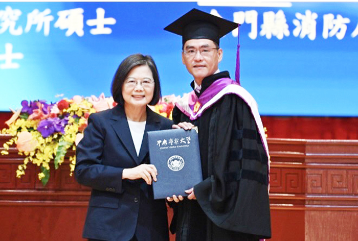 王得志（右）獲得博士學位，總統蔡英文（左）授予學位。（消防局提供）