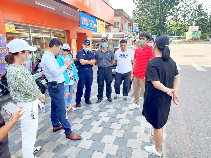 避免用路人受傷，會勘道路解決方式。
（許峻魁攝）