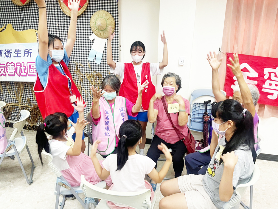 老幼共學，燃燒學生與長輩們的熱情。（金寧鄉衛生所提供）