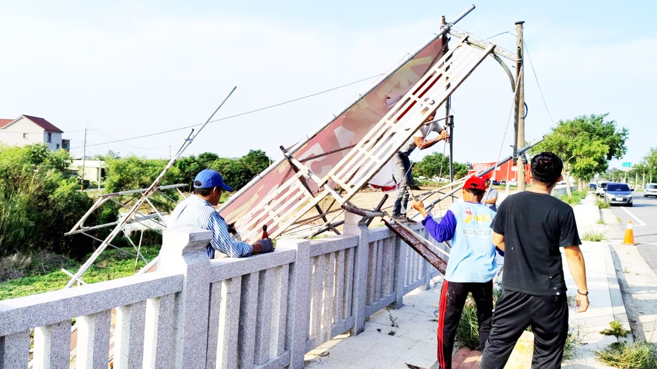 圖為大型招牌廣告物及鷹架在杜蘇芮颱風倒塌,金門縣政府建設處啟動巡查輔導改善機制。(建設處提供)