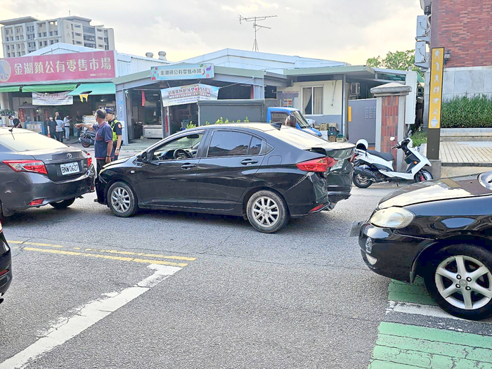 金湖發生汽車連環撞，圖為事故現場。　
（辛亦姵攝）