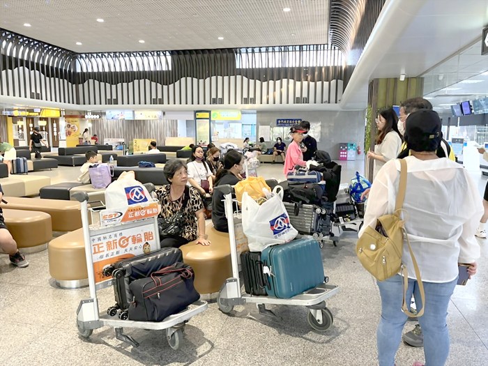 卡努颱風來襲，昨日取消多班金門往返松山的航班，尚義機場行程受影響之旅客明顯不多。（高凡淳攝）