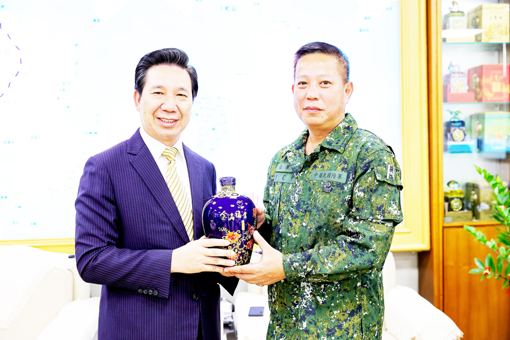 陳福海（左）與新任金防部指揮官李定中（右）交相見。（縣府提供）