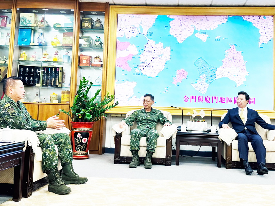 陳福海（右）會見陳忠文（中）及李定中（左），期軍民攜手，共創金門更美好的家園。（縣府提供）