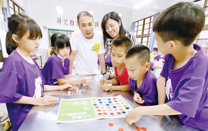 來自澎湖石泉國小的「離島魔數師」洪進益老師，為古寧國小學生指導數學魔術與數學桌遊。（古寧國小提供）