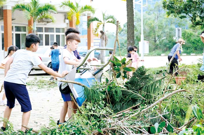 金鼎國小師生全體總動員,一同整理災後的校園,還給大家一個安全的學習環境。(金鼎國小提供)