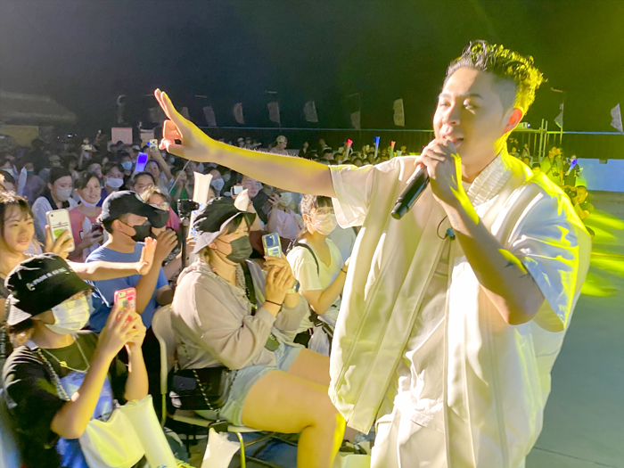 金CHILL演唱會現場，歌手熱情與民眾互動。（辛亦姵攝）