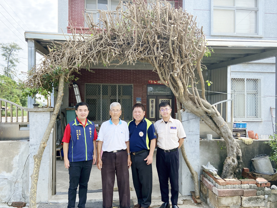 游文勇處長(右2)與呂水根伯伯(左2)於九重葛前合影。(榮服處提供)