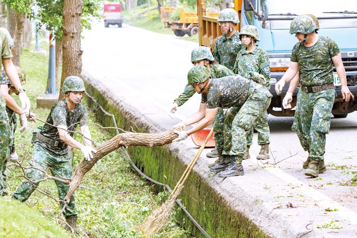 軍方協助林務所切鋸殘木清運。（林務所提供）