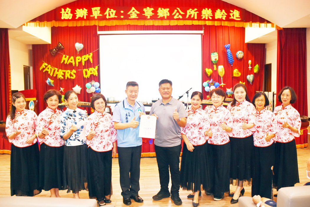 盧根陣主任致贈感謝狀給楊忠俊鄉長帶領的表演團隊。
（莊煥寧攝）