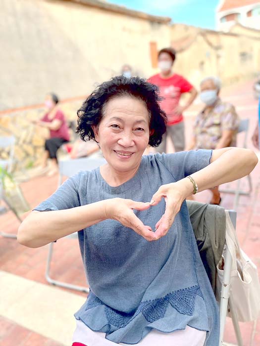 現場工作人員捕捉長者有活力一面，分享給長者家人。（金寧鄉衛生所提供）