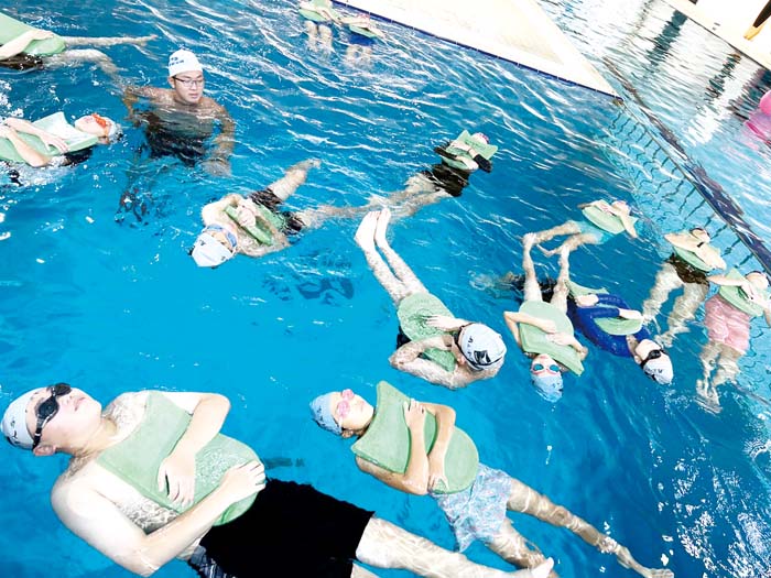 金門大學辦理暑假游泳訓練班水中自救練習。（金大提供）