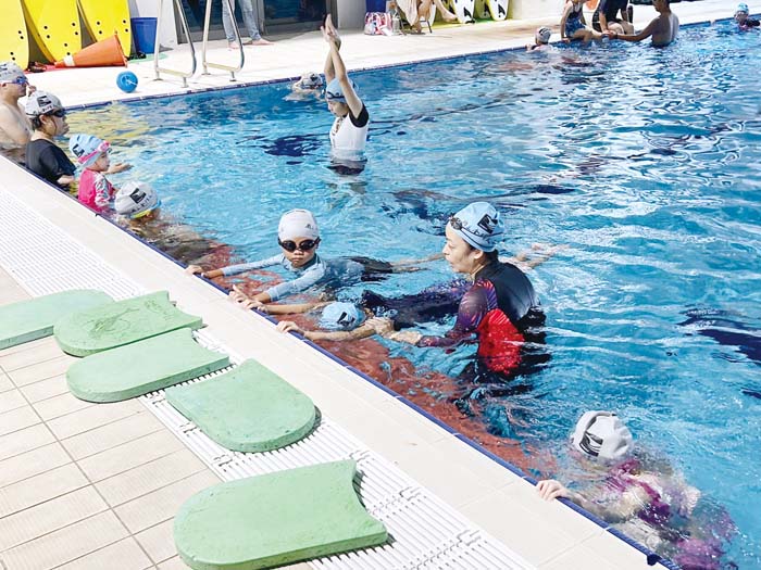 金門大學辦理暑假游泳訓練班游泳教學。（金大提供）