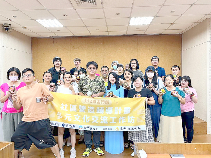 多元文化交流工作坊-3D果凍花教學,參加者體驗手作活動,過程完美成功。(文化局提供)