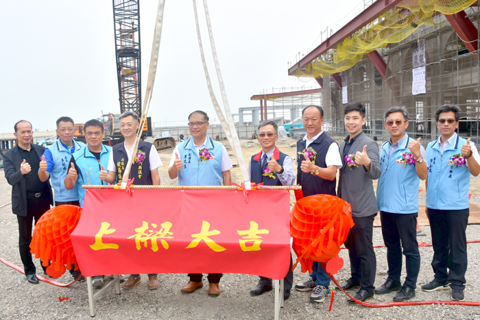 水頭港大型旅客服務中心新建工程舉行上樑典禮，李文良與劉志鴻、歐陽儀雄等來賓祈祝工程如期如質的順利完成，並在「上樑大吉」的鋼筋上落款。　　（莊煥寧攝）