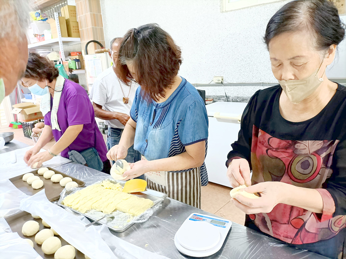 下莊社區舉辦社區烘焙課程，婆婆媽媽們製作卡士達麵包。（下莊社區提供）