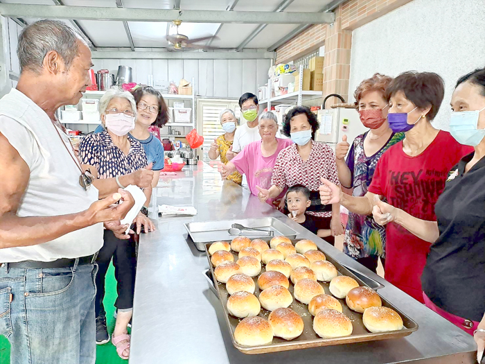 下莊社區舉辦社區烘焙課程，婆婆媽媽們製作卡士達麵包。（下莊社區提供）