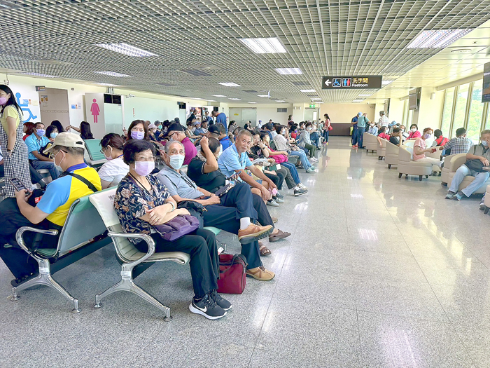 200名民眾於登機室內等待，準備出發前往越南旅遊。（辛亦姵攝）