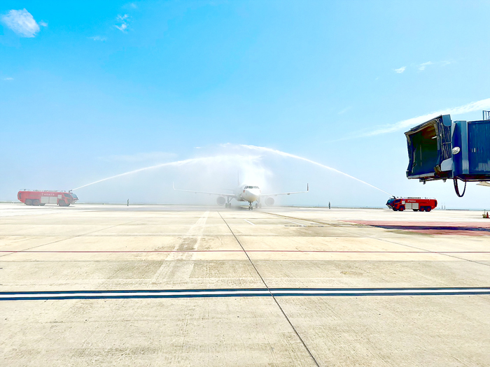 越捷航空由越南峴港直飛金門的首航包機，昨日下午順利抵達金門。金門航空站舉行的熱烈「水門禮」歡迎儀式。（辛亦姵攝）