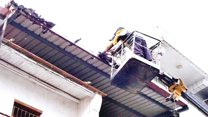 風災過後，養工所儘速搶修路燈、道路與拆除危險招牌及鐵皮。（養工所提供）